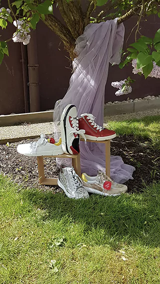 Ausstellung von Schuhmodellen im Garten